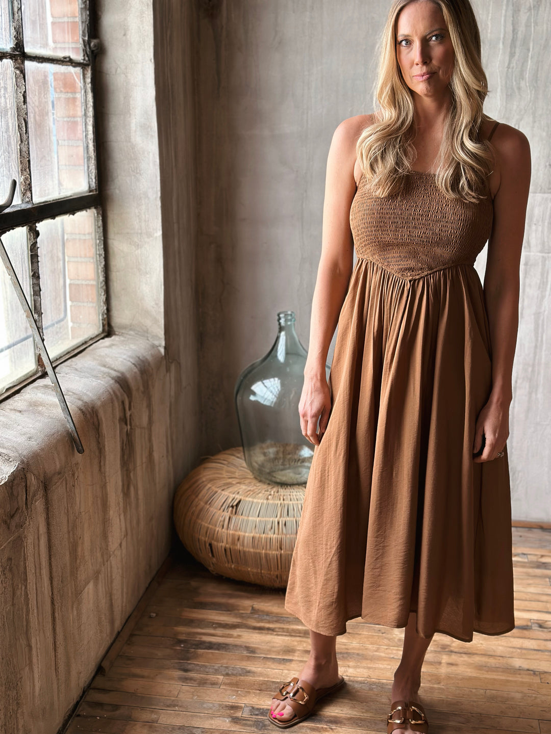 Vestido Midi Estilo Boho con Escote Smocked y Tirantes Finos