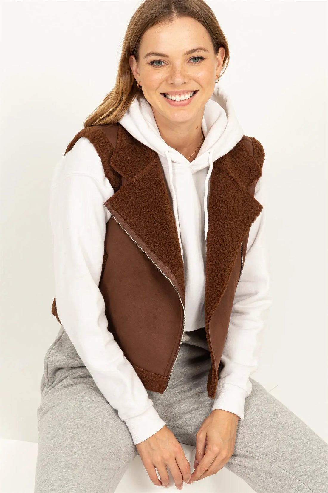 Chaleco Corto de Ante Sintético con Forro Teddy by Yanet Collection