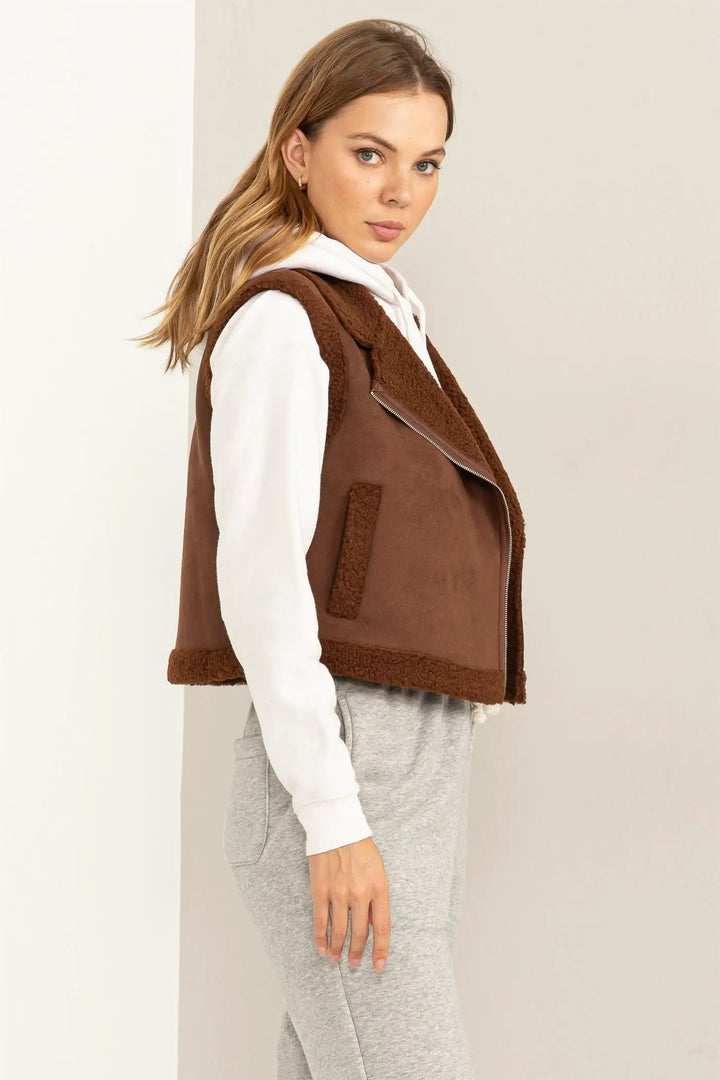 Chaleco Corto de Ante Sintético con Forro Teddy by Yanet Collection