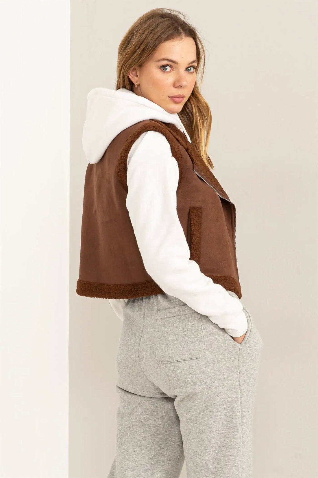 Chaleco Corto de Ante Sintético con Forro Teddy by Yanet Collection