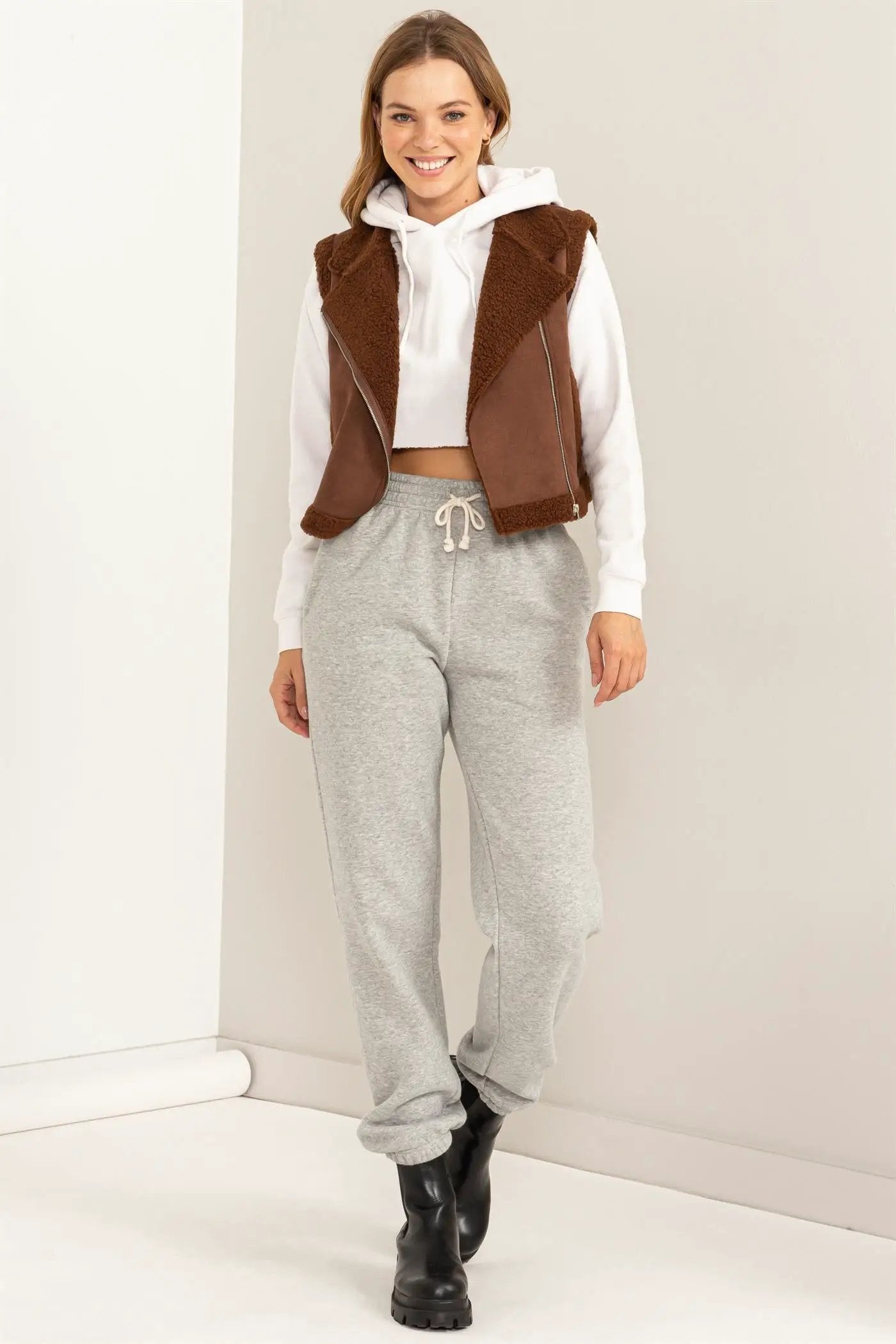 Chaleco Corto de Ante Sintético con Forro Teddy by Yanet Collection