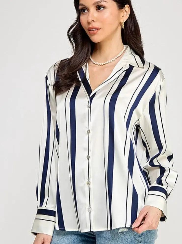 Blusa camisa blanca con rayas azul marino tela satin by Yanet Collective