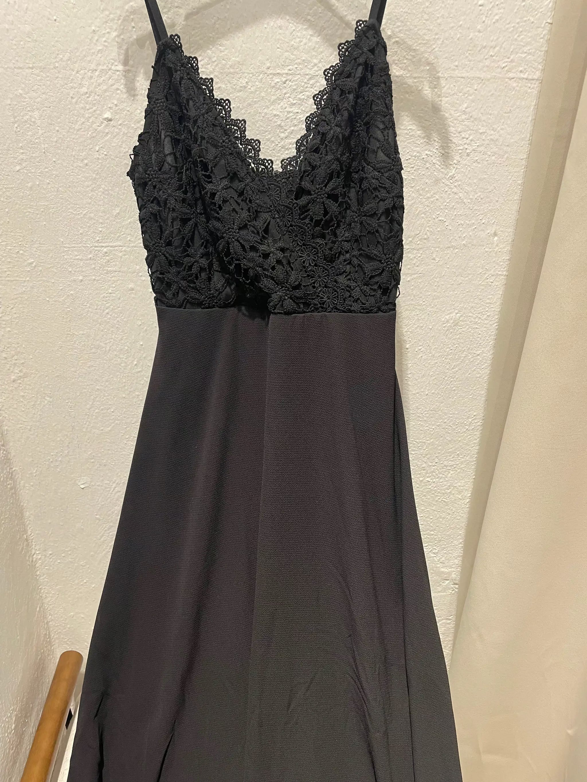 Vestido negro de tirantes con encaje de crochet by Yanet Collective
