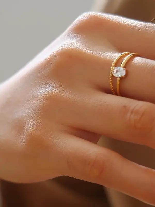 Anillo Cuadrado Delicado Oro 18K Con Circonia Cúbica Acero Inoxidable Edición Exclusiva by Yanet Collective