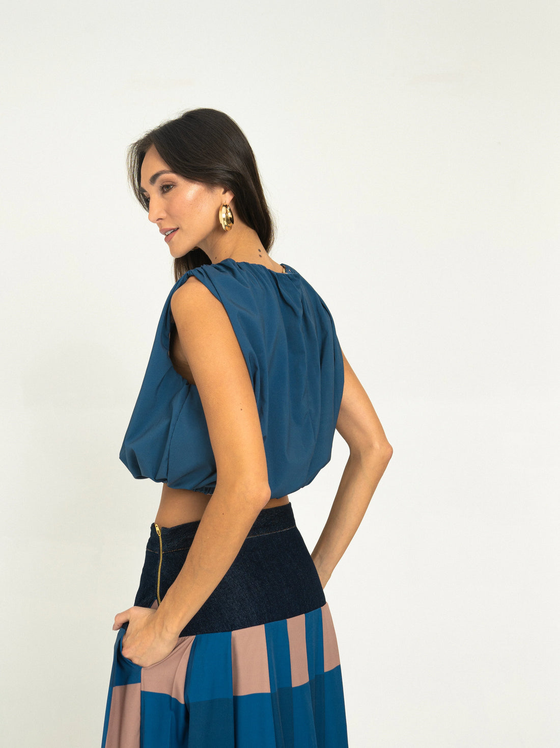 Blusa Sin Mangas Plisada en Verde Azulado con Detalle de Botones - Estilo Boutique