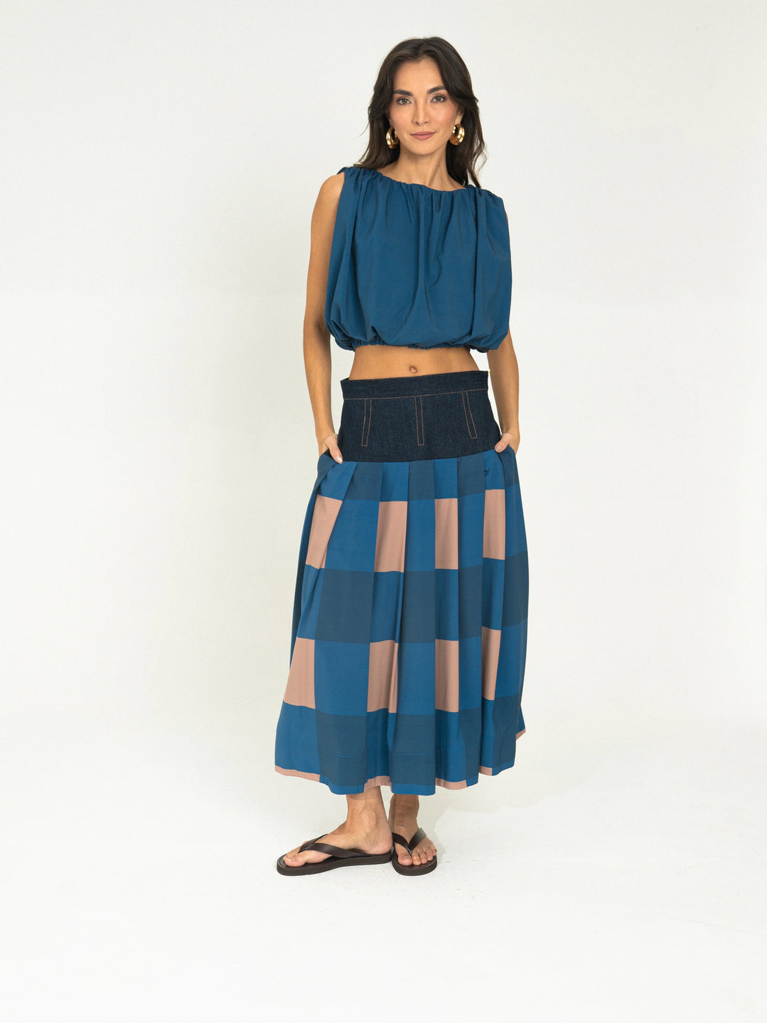 Blusa Sin Mangas Plisada en Verde Azulado con Detalle de Botones - Estilo Boutique