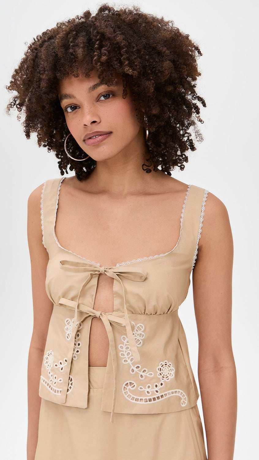 Top Beige Sin Mangas con Bordado Artesanal - Estilo Boutique