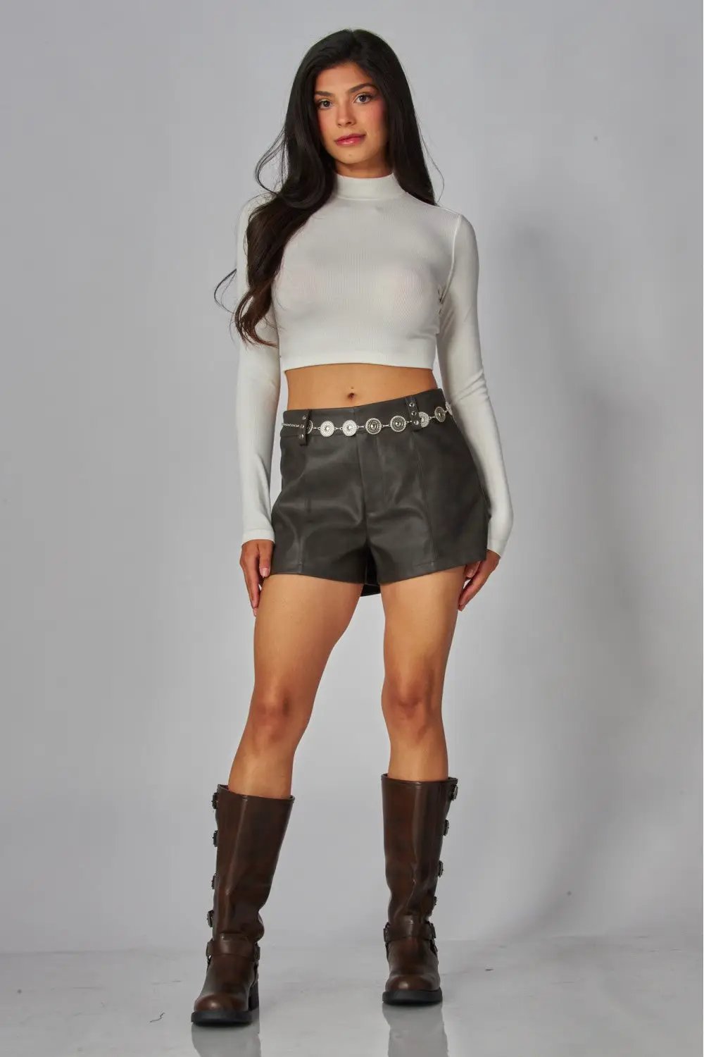 Mini Shorts de Piel Sintética Tachonados con Cinturón Estilo Western para Mujer by Yanet Collective