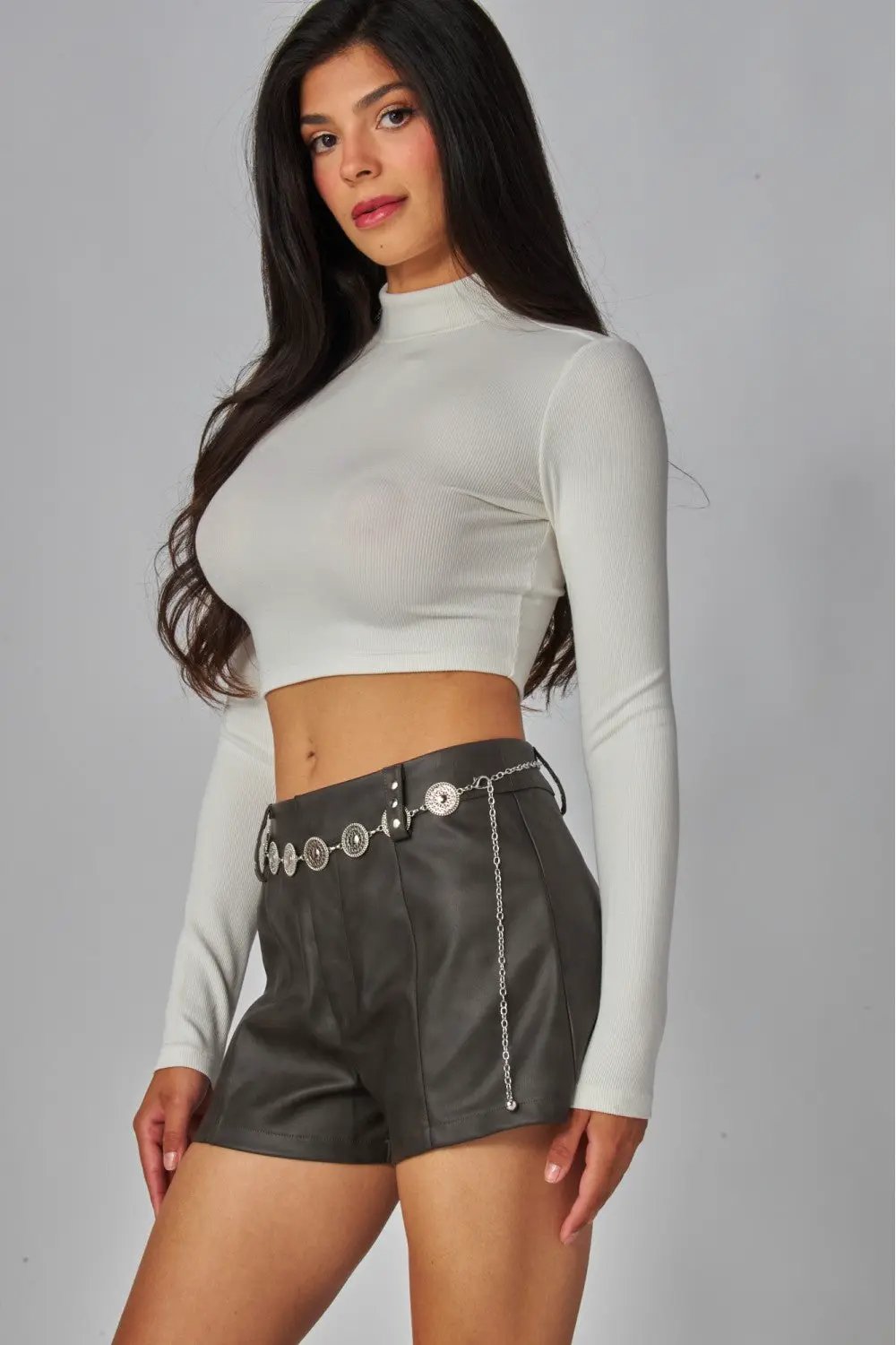 Mini Shorts de Piel Sintética Tachonados con Cinturón Estilo Western para Mujer by Yanet Collective