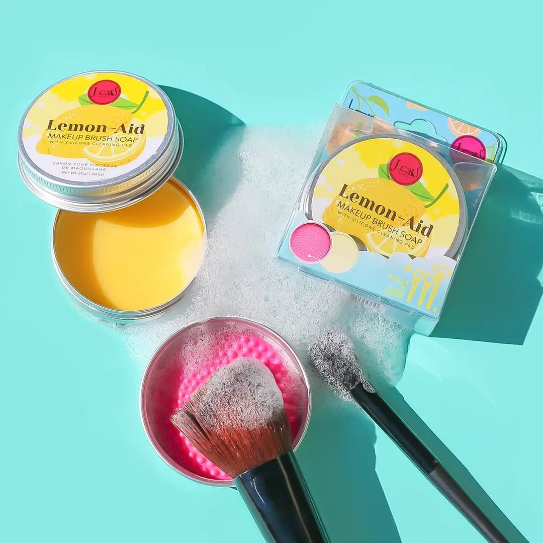 Jabón Limpiador Lemon-Aid para Brochas y Esponjas con Tapete Limpiador de Silicón J.Cat Beauty by Yanet Collective