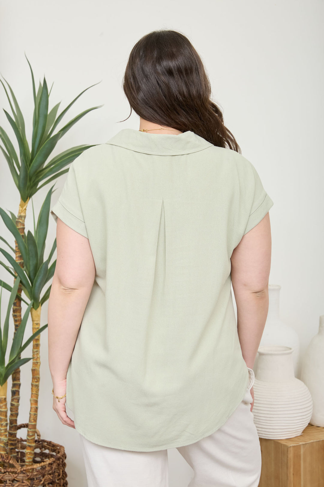 Blusa de Lino Verde Salvia: Elegancia Boutique con Cuello V y Detalle Pintuck