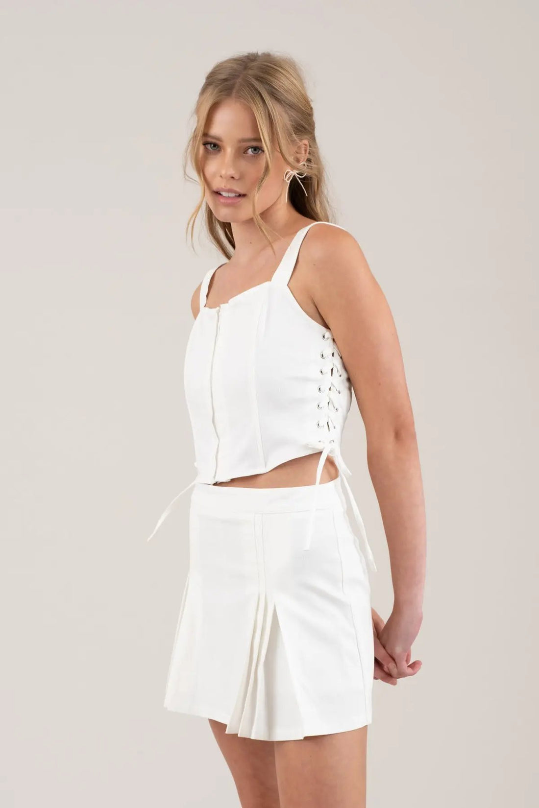 Mini falda Plisada con Shorts Blanca by Yanet Collective