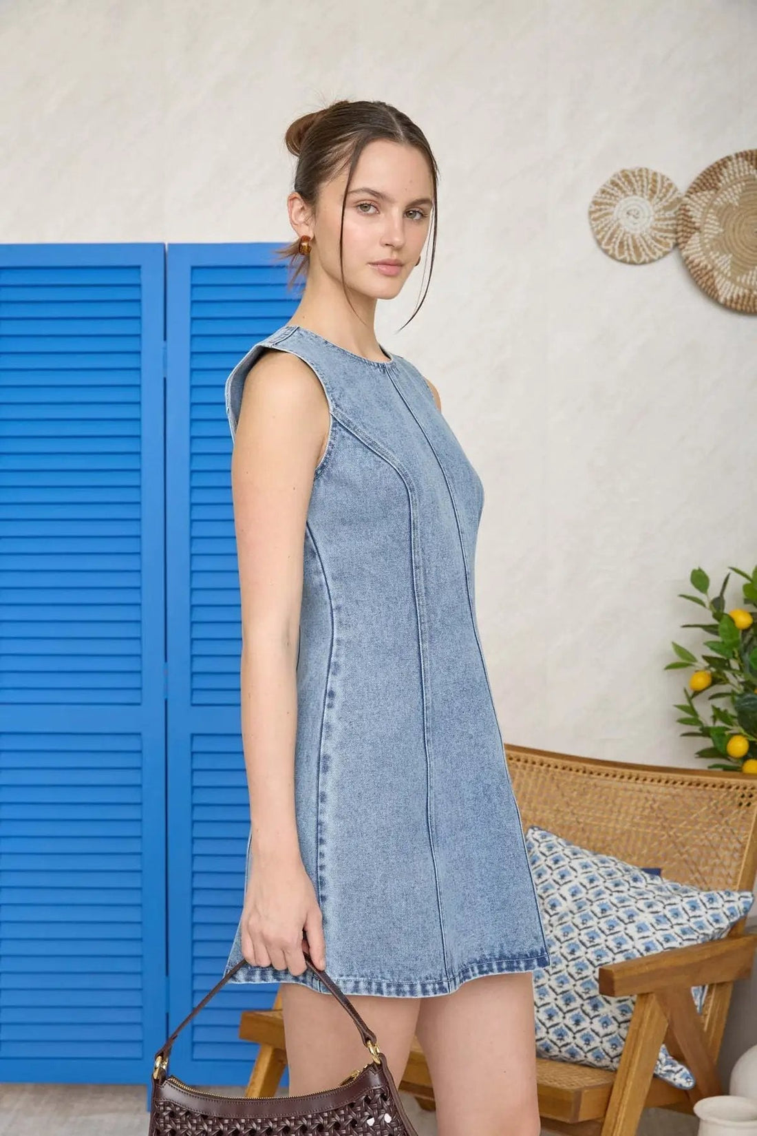 Vestido Mini Denim Coquette: Elegancia Sin Mangas y Ajuste Slim