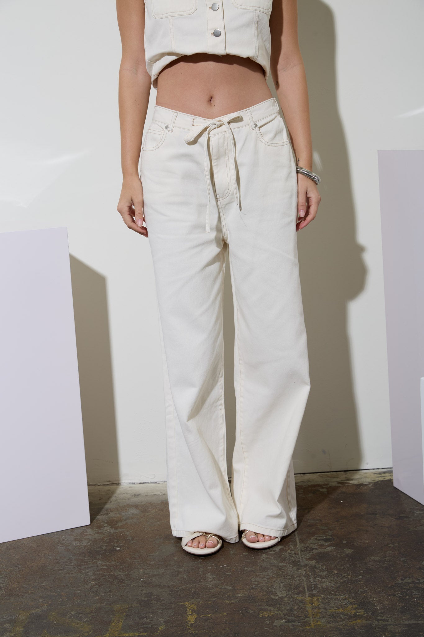 Pantalones de Mezclilla Blanca: Corte Recto, Cintura Alta y Ajuste con Cordón – 100% Algodón