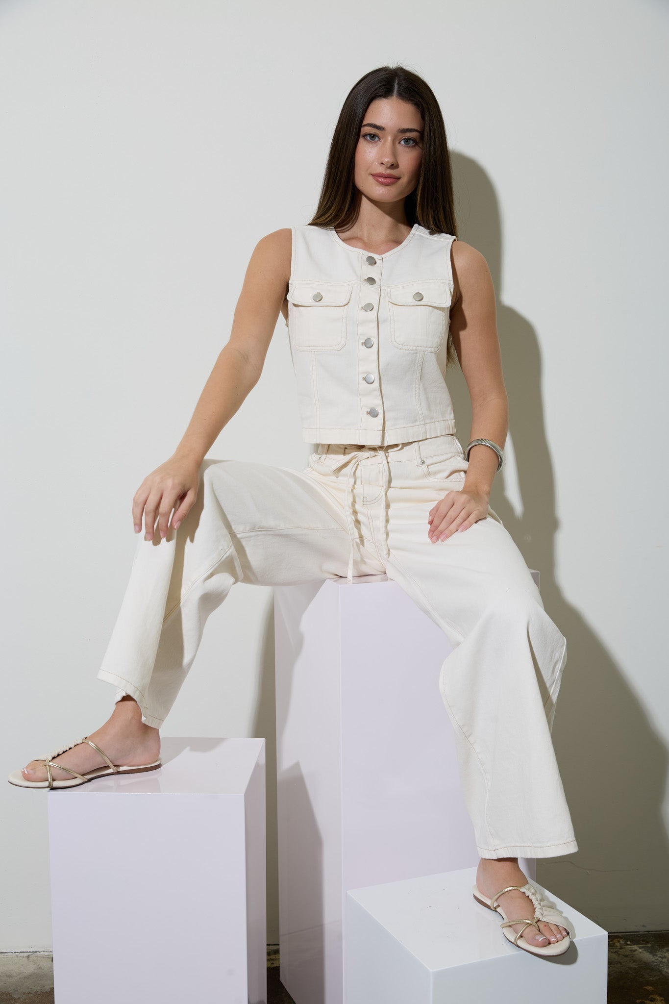 Pantalones de Mezclilla Blanca: Corte Recto, Cintura Alta y Ajuste con Cordón – 100% Algodón
