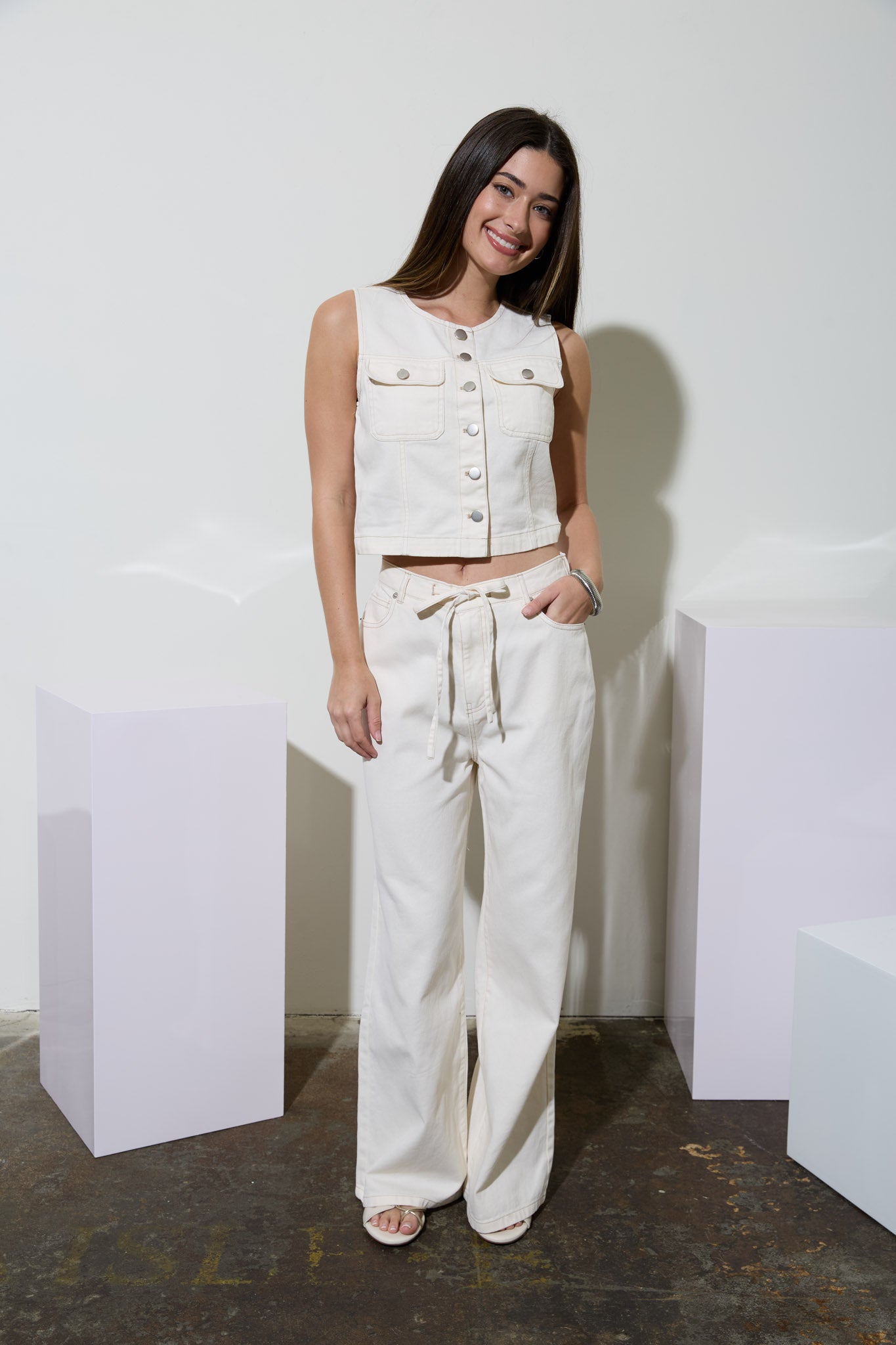 Pantalones de Mezclilla Blanca: Corte Recto, Cintura Alta y Ajuste con Cordón – 100% Algodón