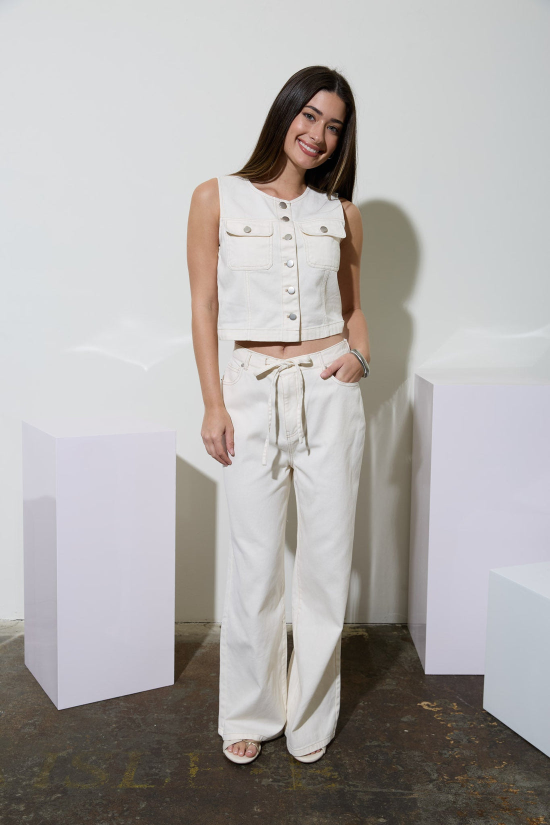 Pantalones de Mezclilla Blanca: Corte Recto, Cintura Alta y Ajuste con Cordón – 100% Algodón