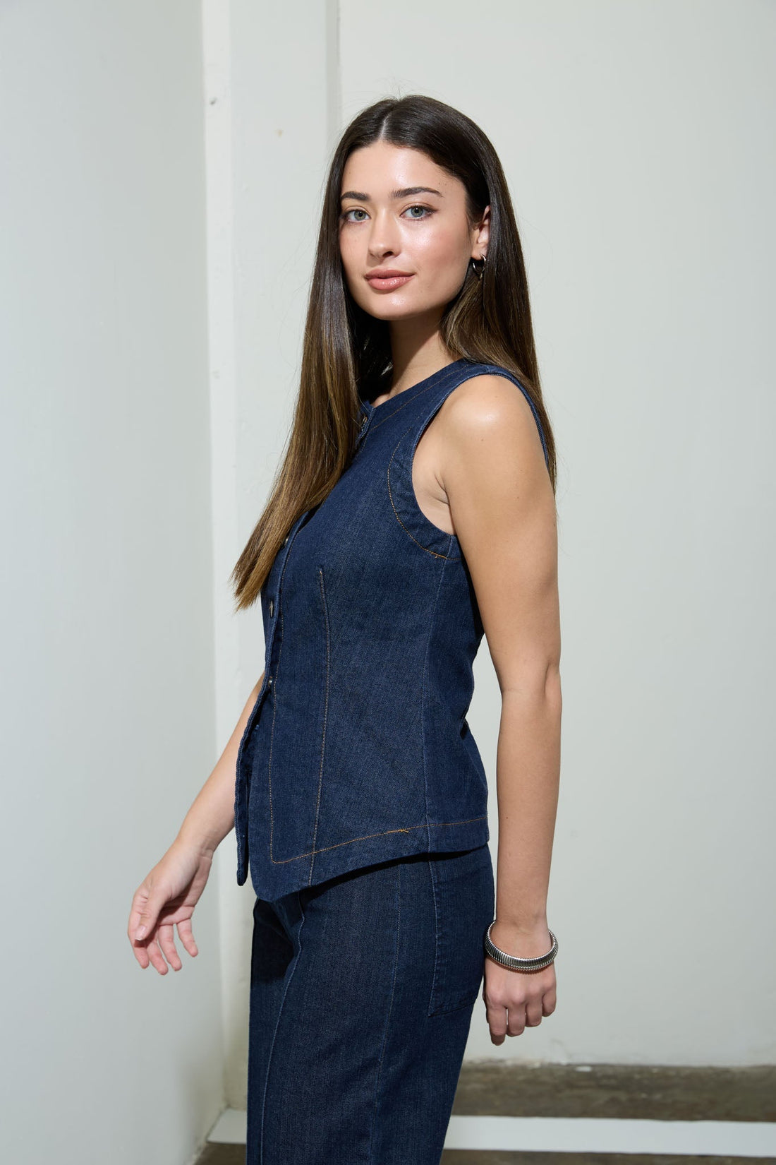 Chaleco Denim Boutique con Botones y Cuello Redondo