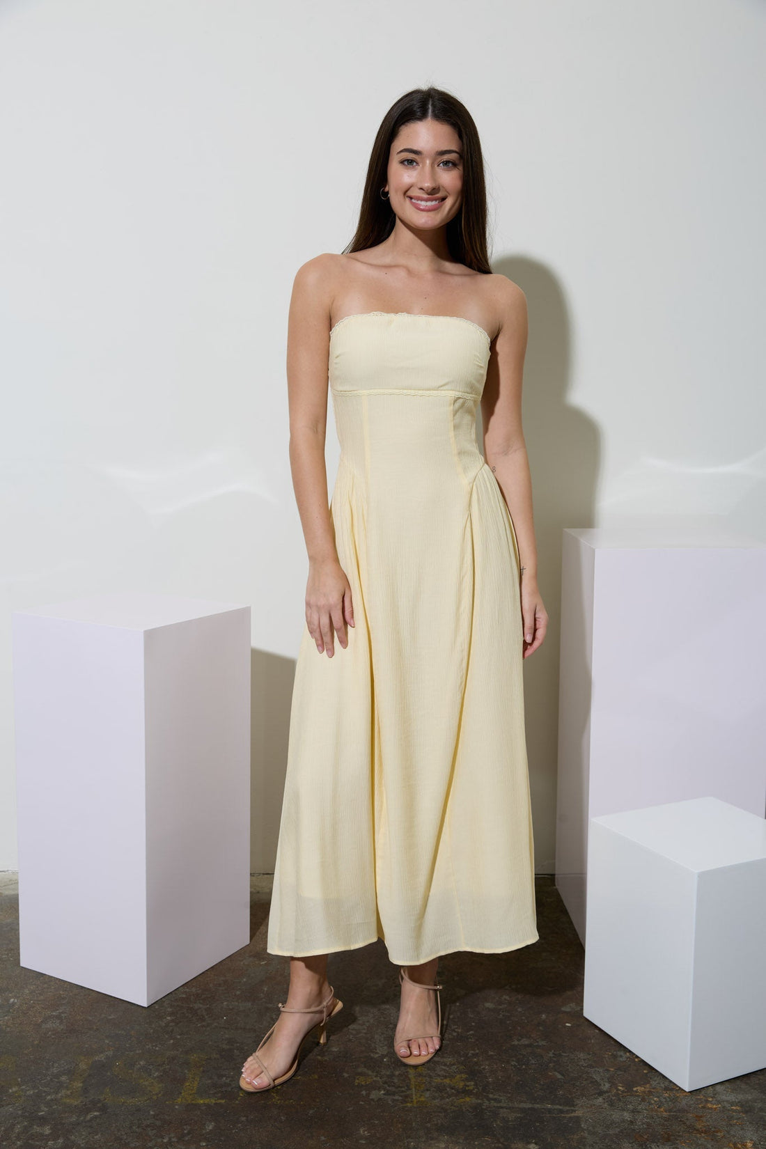 Vestido Midi de Encaje con Escote Palabra de Honor - Elegancia Boutique para Eventos
