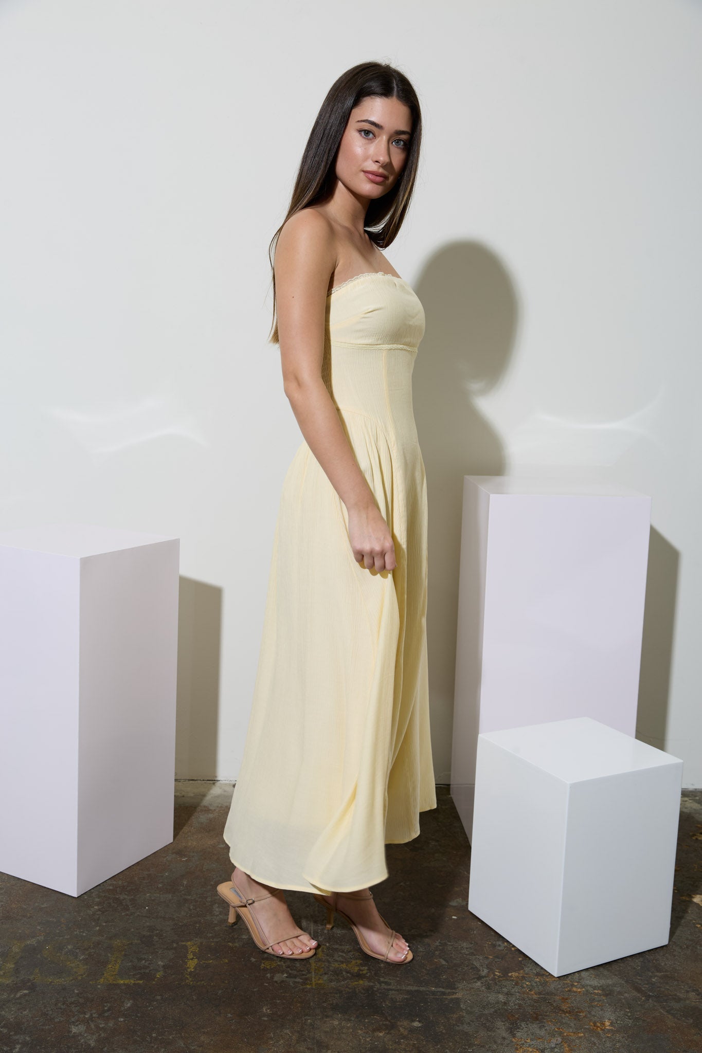 Vestido Midi de Encaje con Escote Palabra de Honor - Elegancia Boutique para Eventos