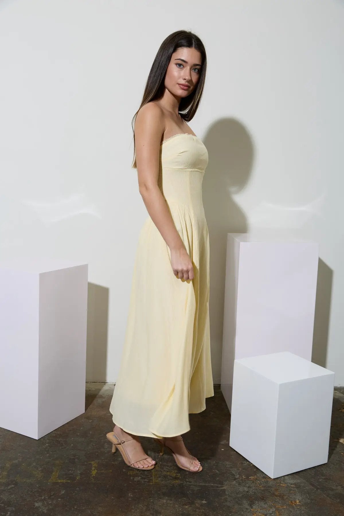 PRE-ORDEN Vestido Midi con Encaje, Escote Palabra de Honor y Detalle Fruncido (Pre-orden) by shopblupepper