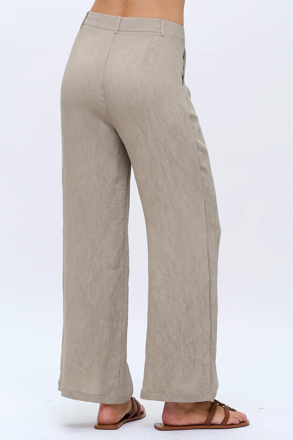 Pantalones de crepé de cintura alta con bajo acampanado beige by Yanet Collective