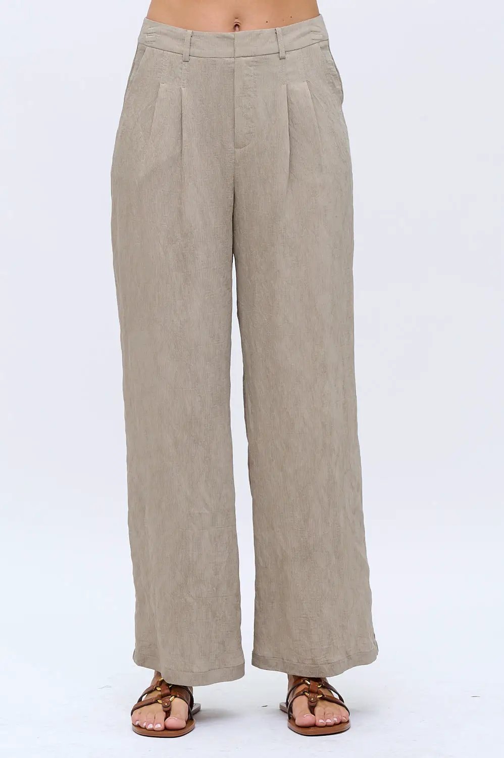 Pantalones de crepé de cintura alta con bajo acampanado beige by Yanet Collective