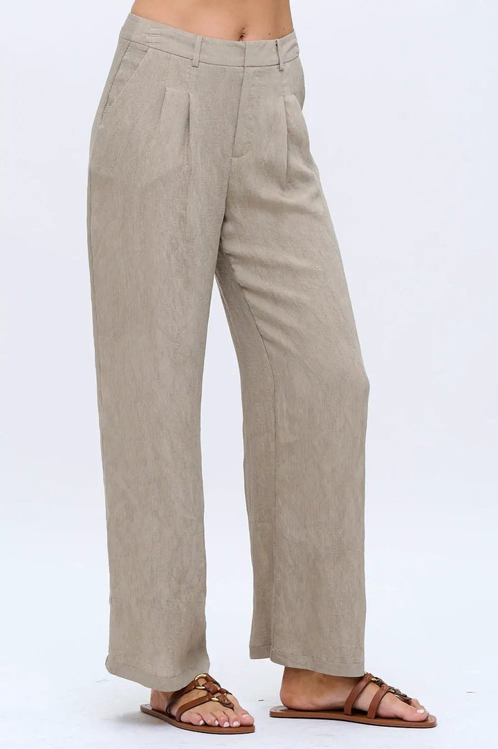 Pantalones de crepé de cintura alta con bajo acampanado beige by Yanet Collective