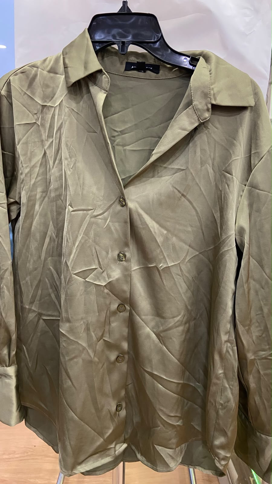 Camisa de Botones Verde Oliva con Detalle de Bolsillo - Estilo Boutique