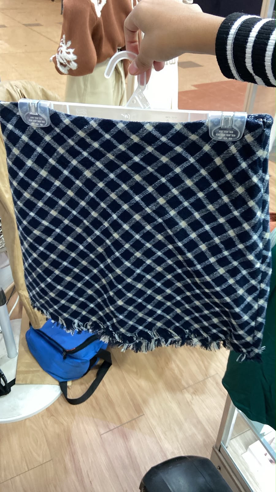 Minifalda de Mezclilla a Cuadros Azul Marino con Dobladillo Deshilachado