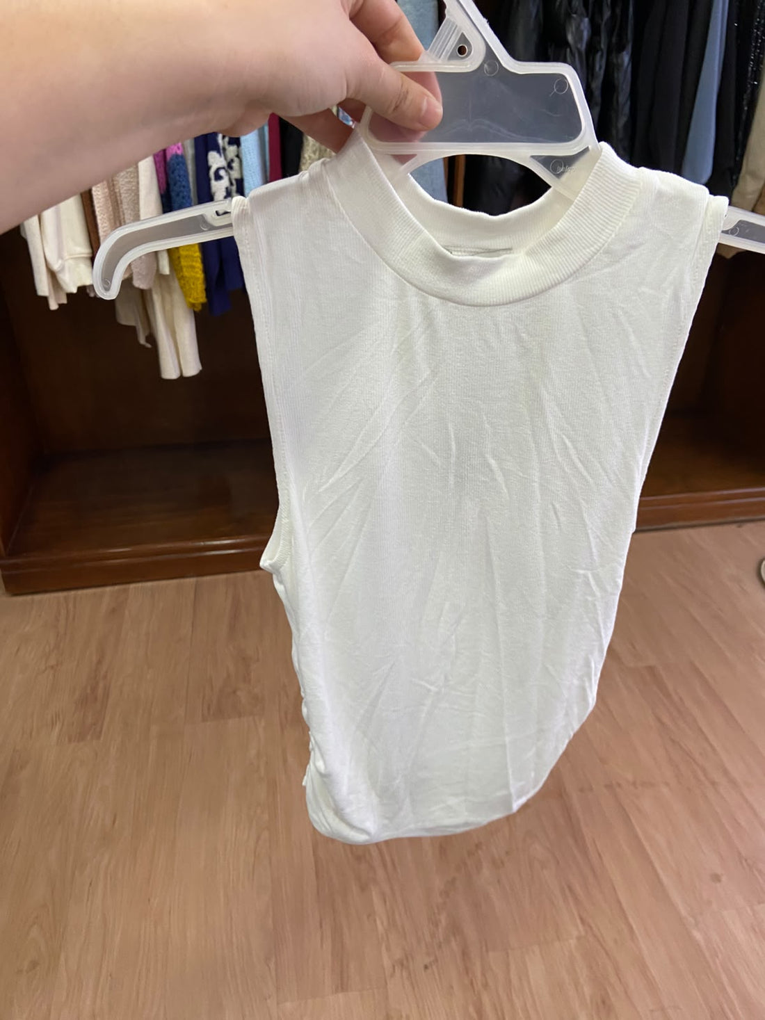 Top Sin Mangas Cuello Alto Blanco - Silueta Ajustada Elegante