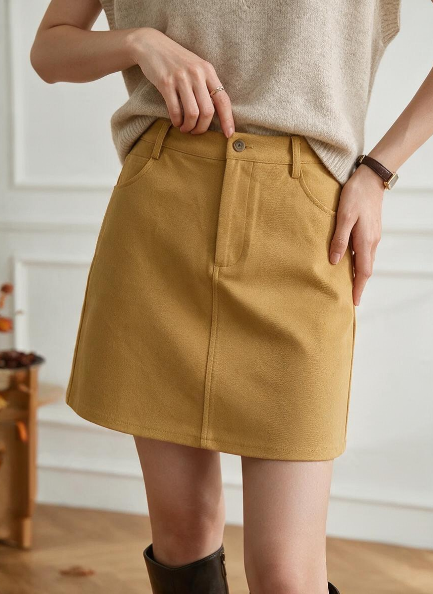 Falda Corta de Tiro Medio Color Amarillo con Botón