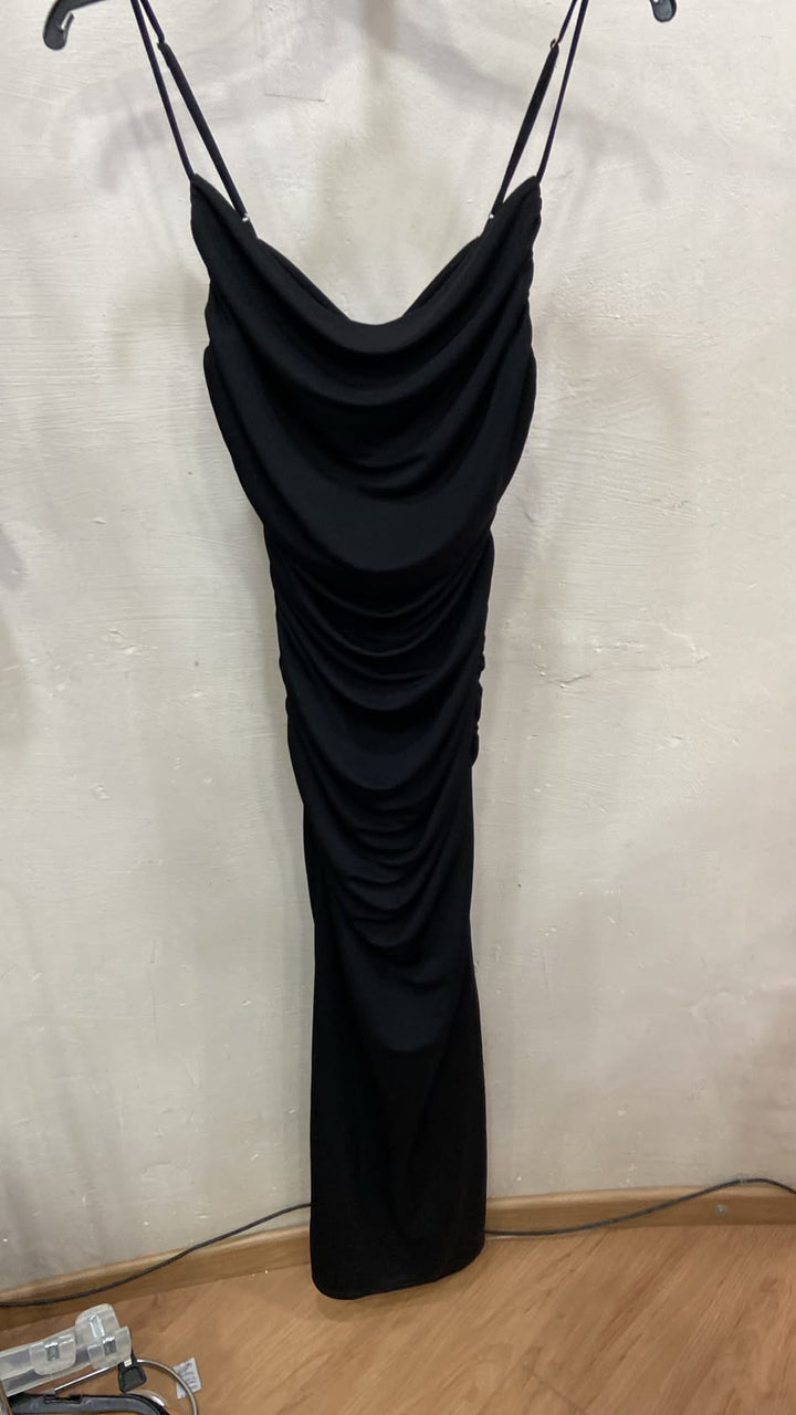 Vestido Negro de Gala con Cuello Drapeado y Detalle Fruncido
