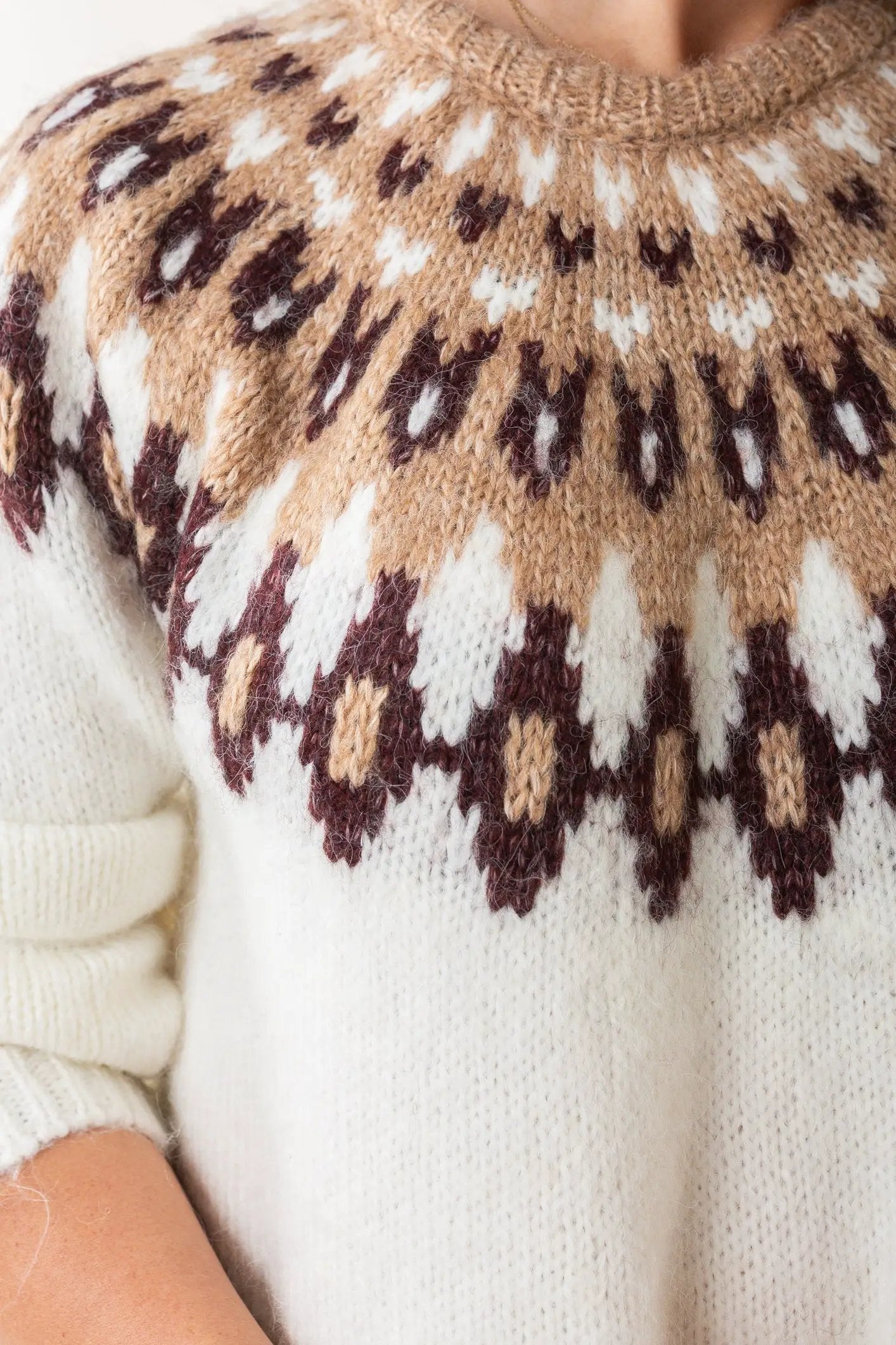 Suéter estilo Fair Isle – cuello redondo y diseño invernal by Yanet Collective