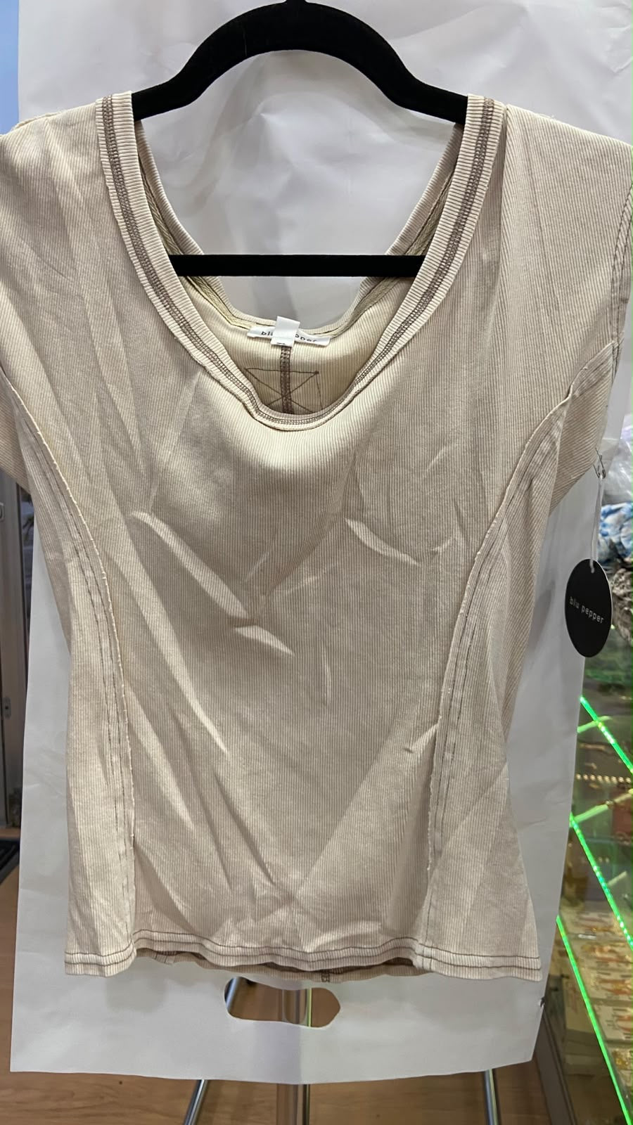 Top Acanalado Beige de Manga Corta con Escote Redondo