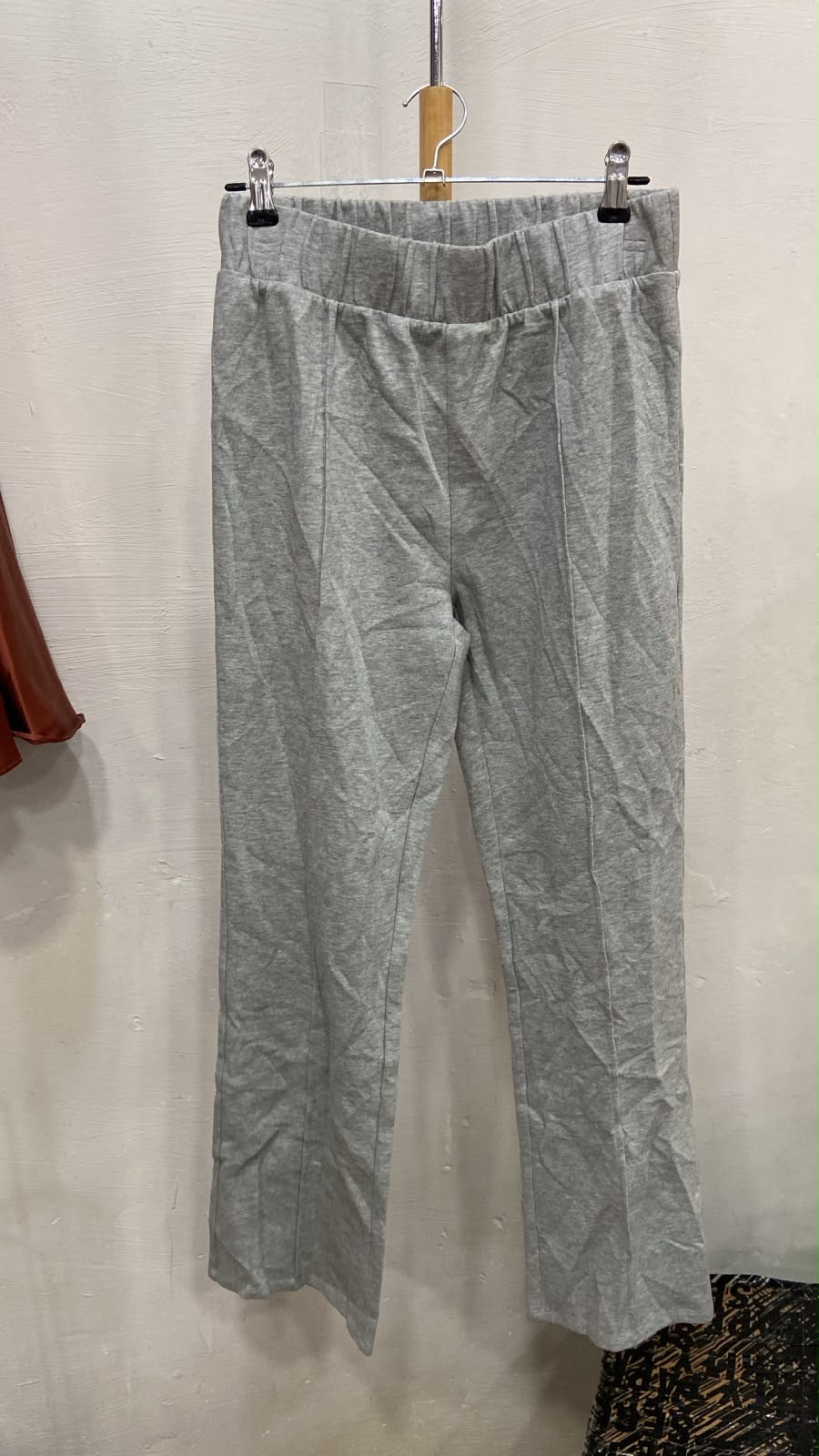 Pantalones de Vestir Elásticos en Gris con Detalle de Pinzas