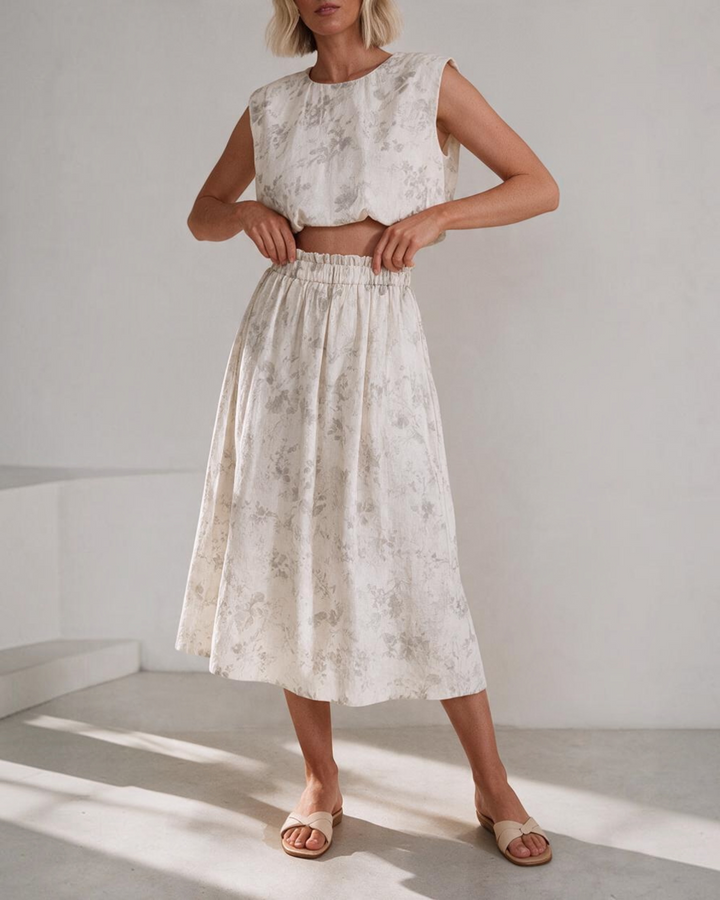 Conjunto Yanet Collective de top corto sin mangas y falda midi en color blanco con delicado estampado floral suave