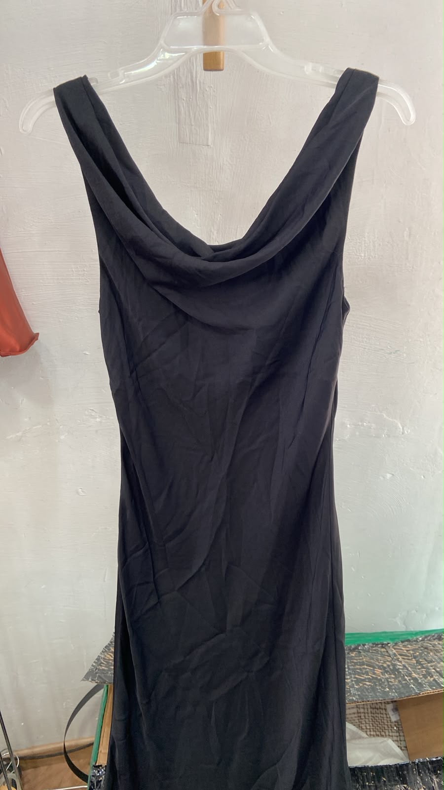 Vestido Midi Negro con Cuello Drapeado y Espalda Escotada - Estilo Boutique