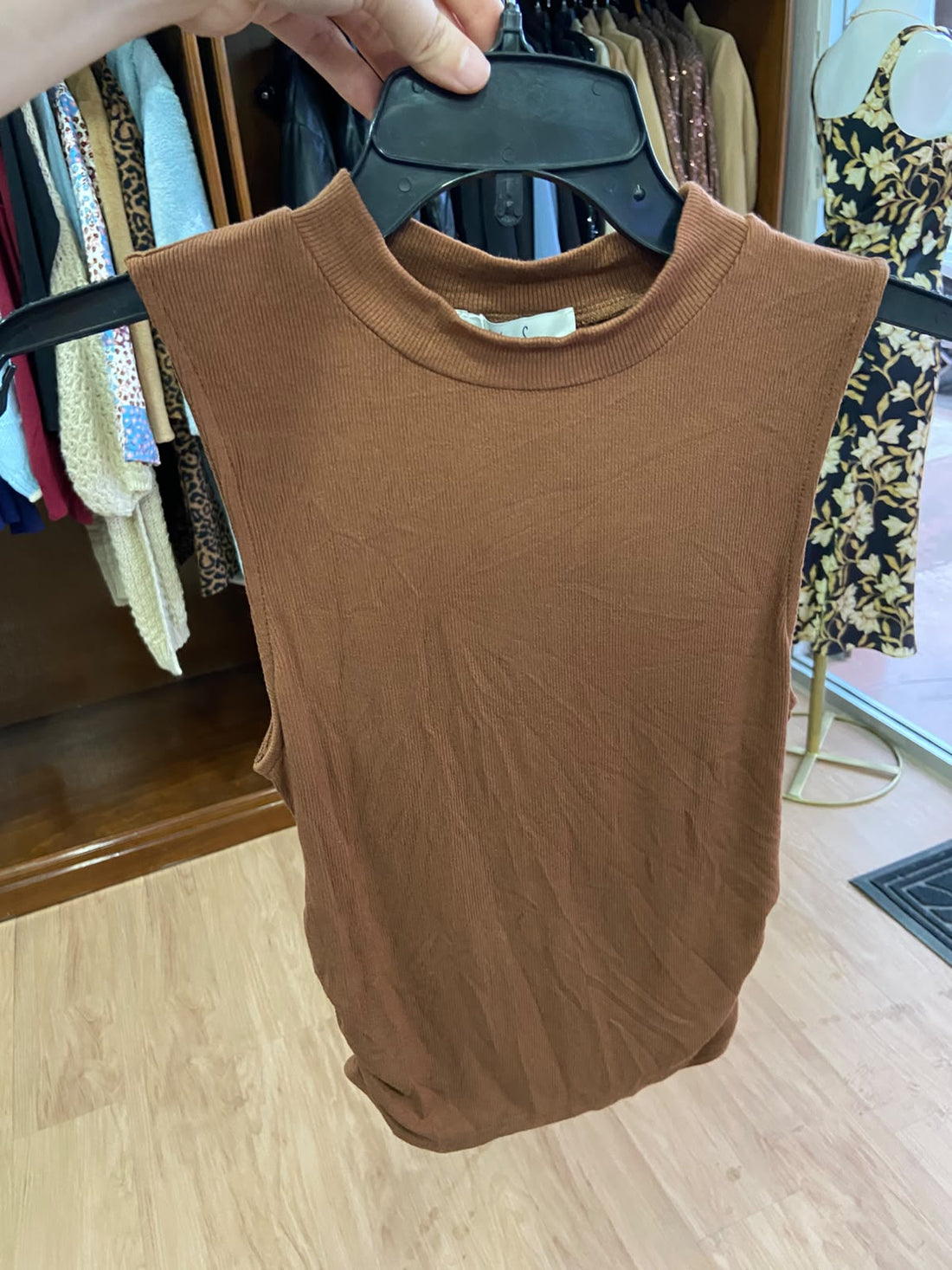 Top Sin Mangas Cuello Alto Texturizado - Elegancia Boutique