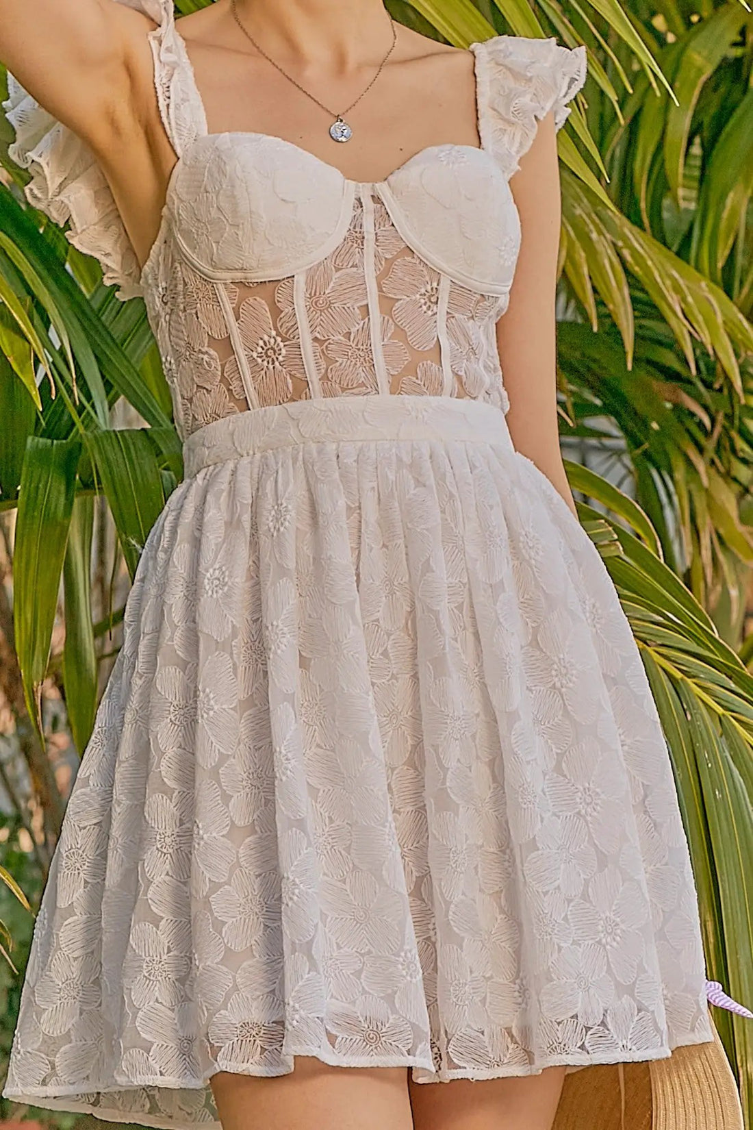 VESTIDO MINI CON COPA DE ENCAJE, VOLANTES EN LOS HOMBROS BLANCO by Yanet Collection