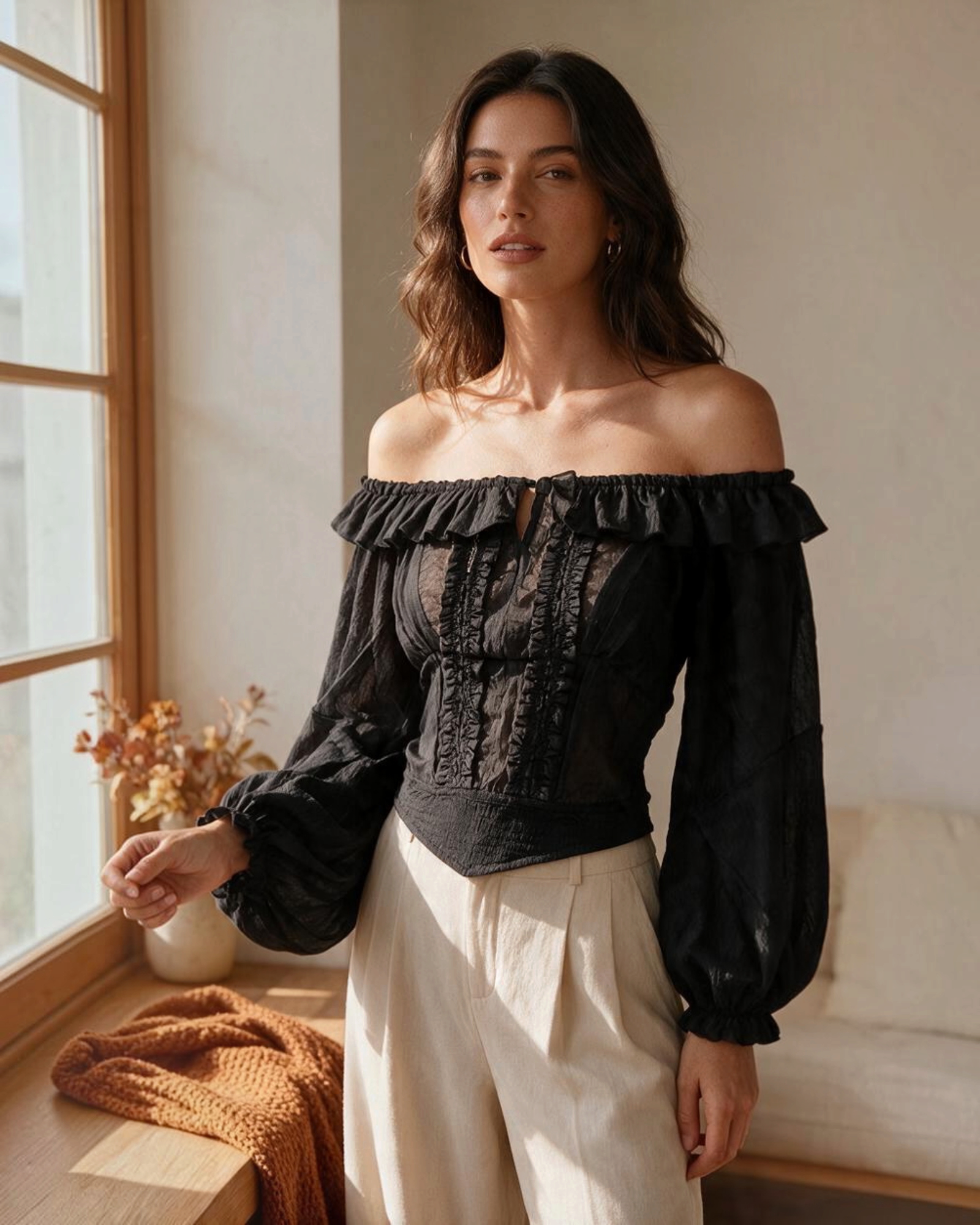 Body negro Yanet Collective de manga larga con volantes en el escote y detalles transparentes para un look elegante