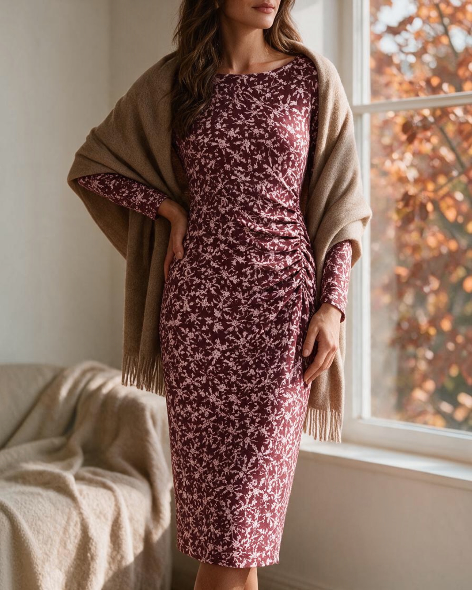 Vestido largo Yanet Collective burdeos con estampado floral, manga larga y detalle fruncido en la cintura.
