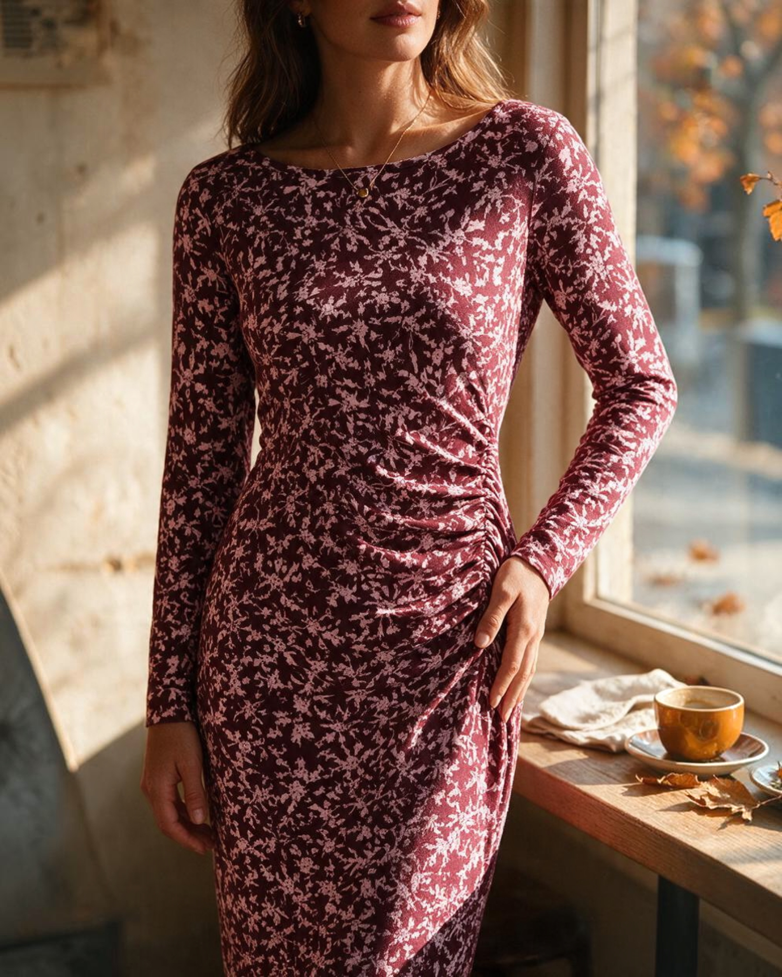 Vestido largo Yanet Collective burdeos de manga larga con estampado floral y detalle fruncido en la cintura