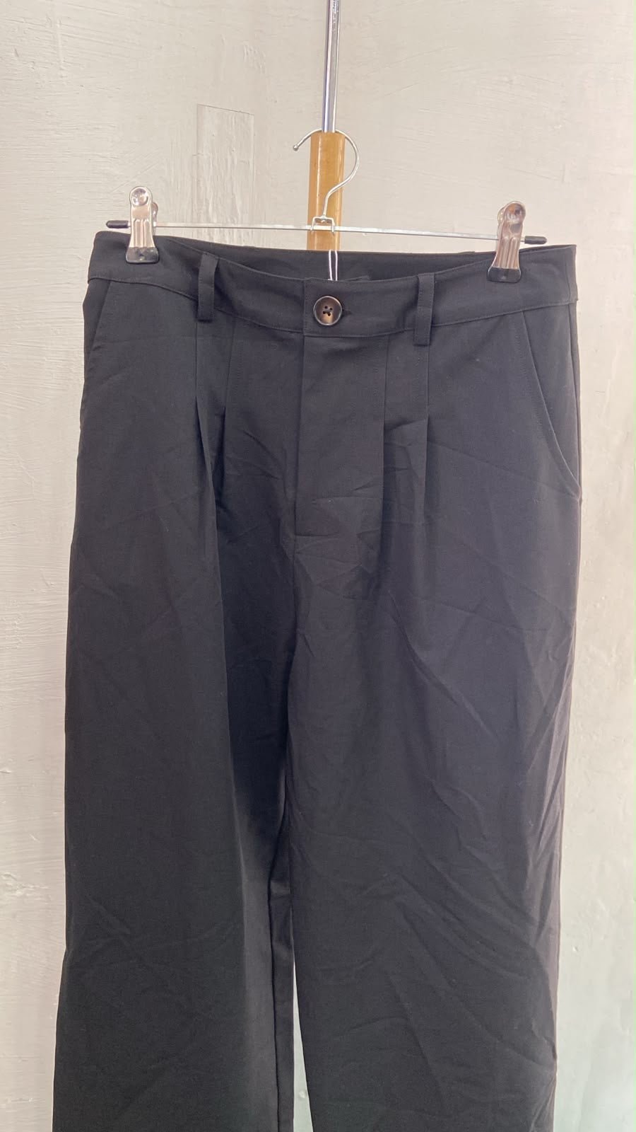 Pantalones Negros Plisados con Detalle de Botón - Estilo Boutique