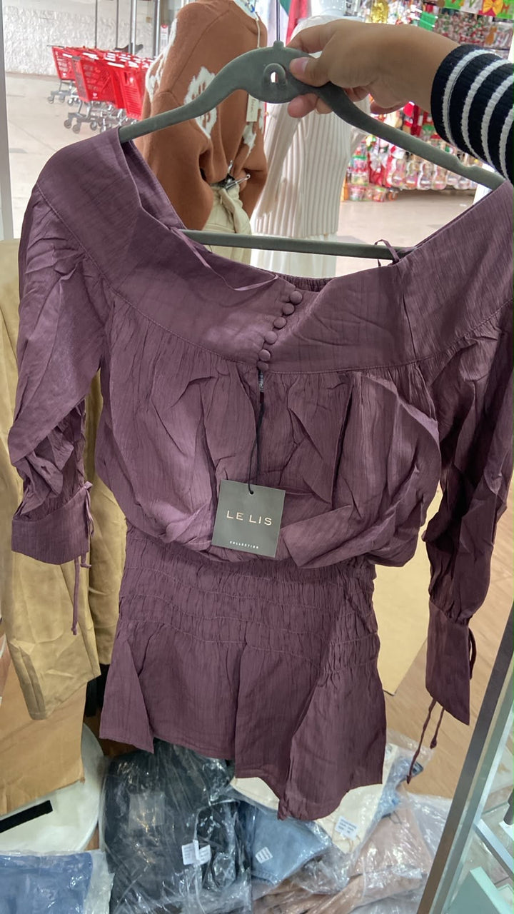 Blusa Morada de Manga Corta con Detalles de Botones y Fruncido