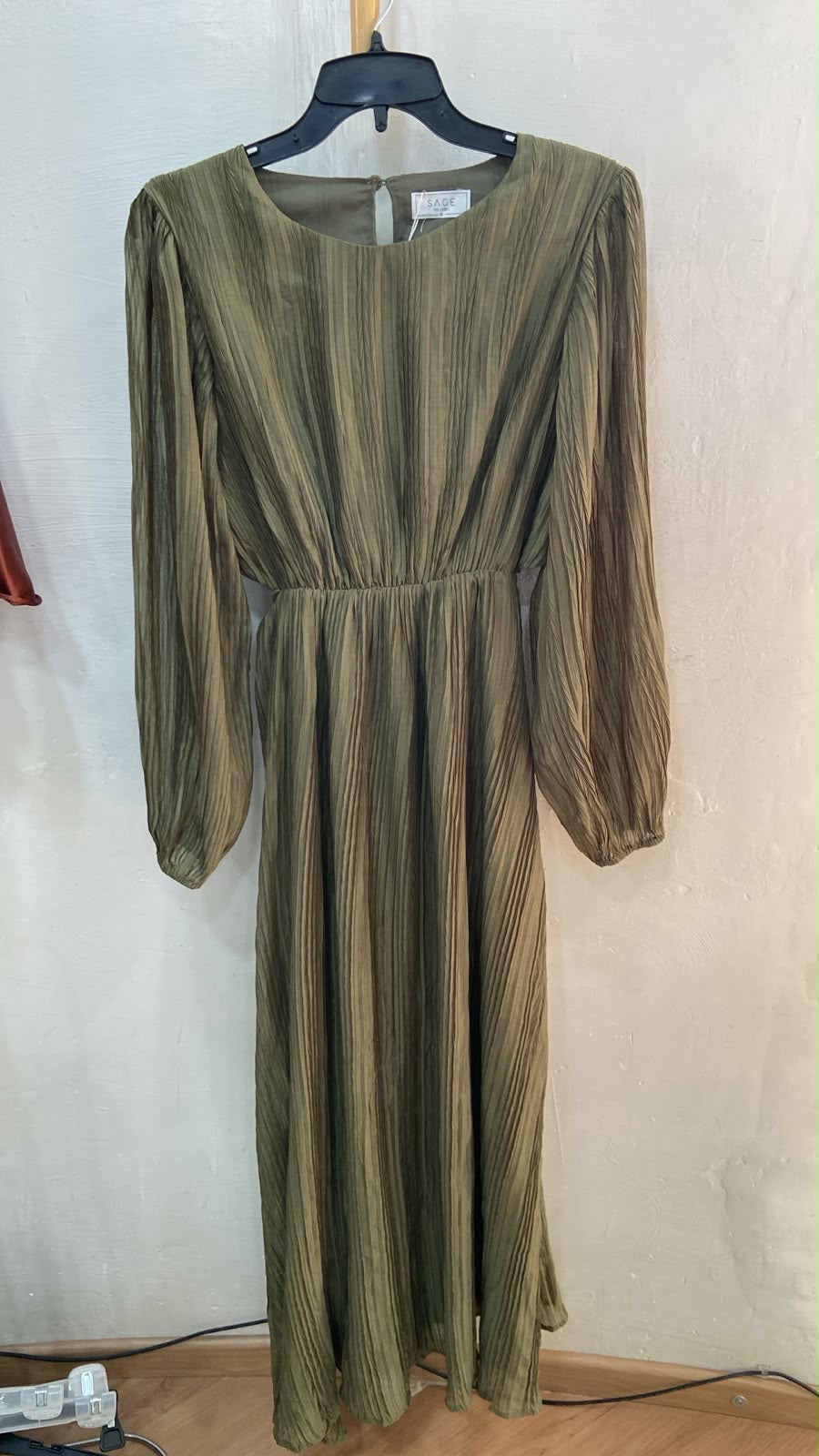 Vestido Maxi Plisado de Manga Larga en Verde Oliva con Lazo en la Cintura