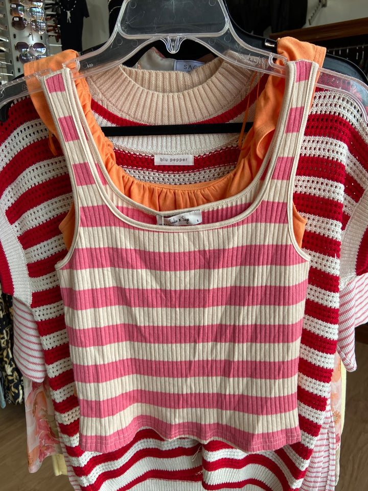 Top Sin Mangas a Rayas Rosas con Detalle de Volantes - Estilo Boutique
