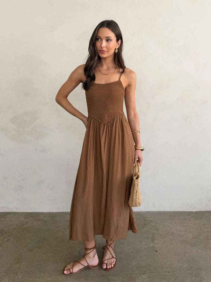 Vestido Midi Estilo Boho con Escote Smocked y Tirantes Finos