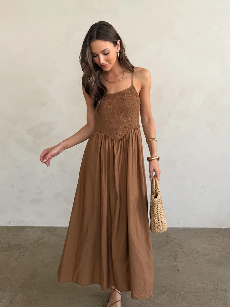 Vestido Midi Estilo Boho con Escote Smocked y Tirantes Finos