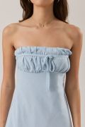 Vestido Corto Azul Claro con Escote Palabra de Honor y Detalle Fruncido – Mezcla de Lino Estilo Veraniego